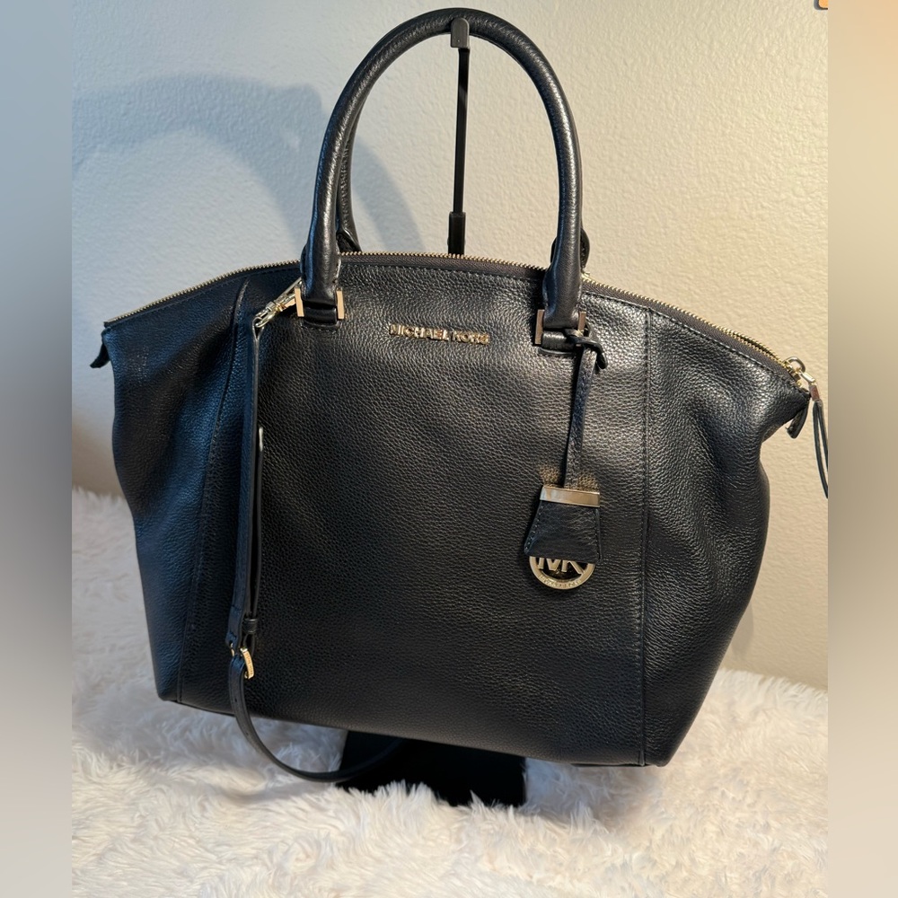 Michael KORS Black Pebbled Leather Bag with Gold Hardware